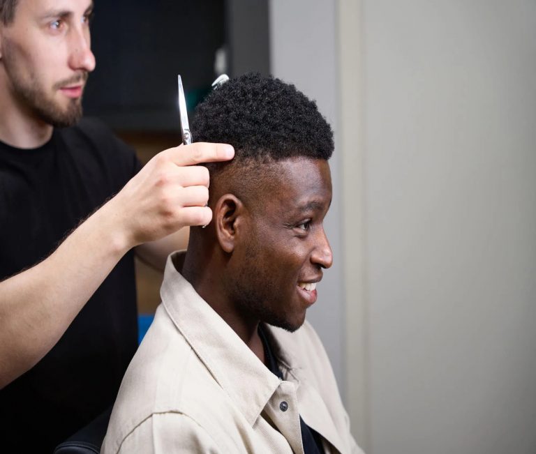 Idées reçues : Faut-il être noir.e pour coiffer les cheveux texturés ?