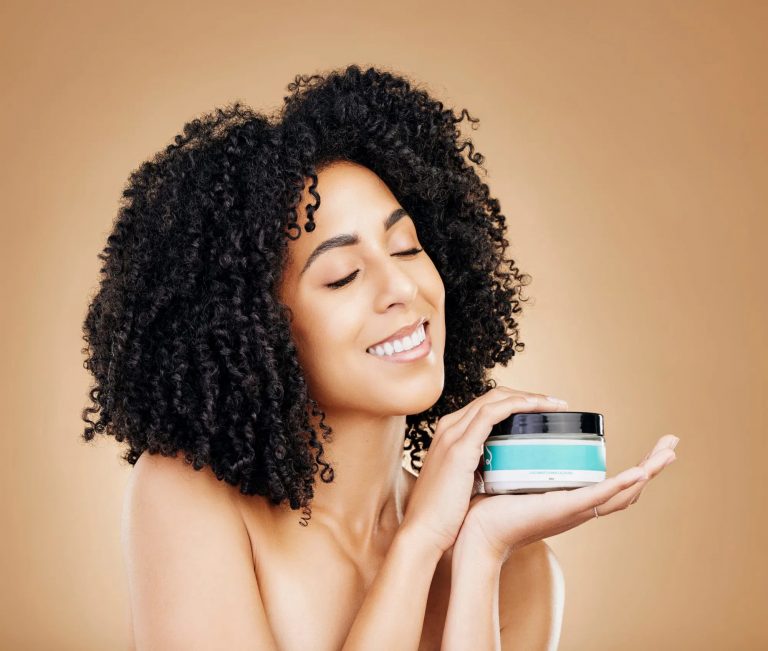 L’importance des produits adaptés aux cheveux texturés dans les salons de coiffure, y compris les salons traditionnels