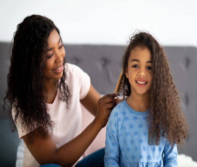 Ateliers parents-enfants : le rôle des salons de coiffure dans l’éducation aux soins des cheveux texturés